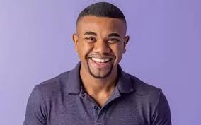 Retrato do ex-BBB Davi Brito sorrindo