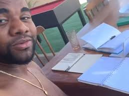 Davi Brito fingindo estudar